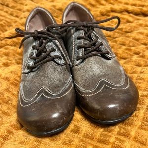 Taos women’s size 9 retro brown distressed shoes